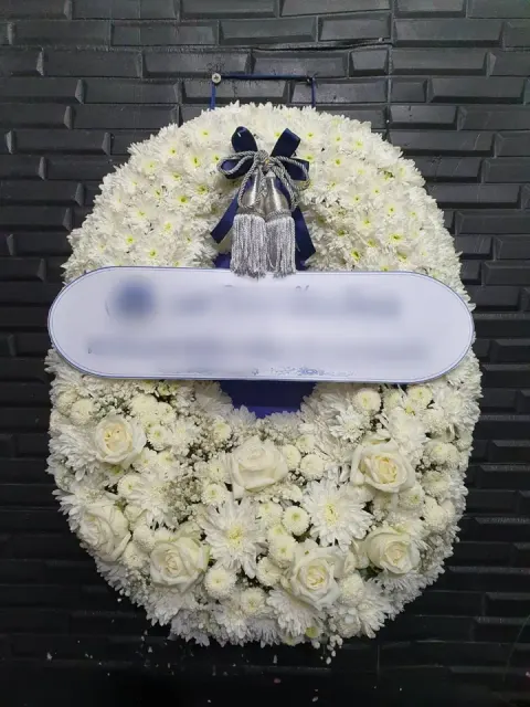 พวงหรีดกุหลาบ โทนขาวครีม