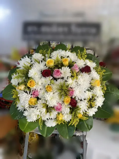 พวงหรีดกุหลาบ โทนแดงชมพูเหลือง