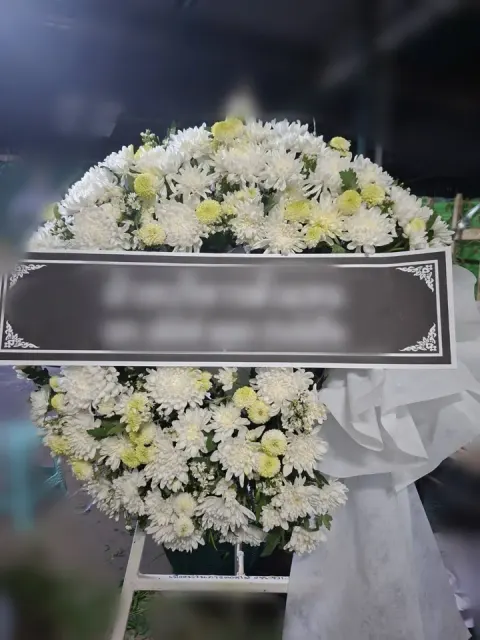 พวงหรีดดอกไม้สด โทนเขียวขาวเหลือง