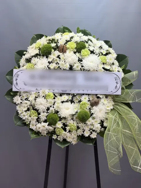 พวงหรีดดอกไม้สด โทนเขียวขาว