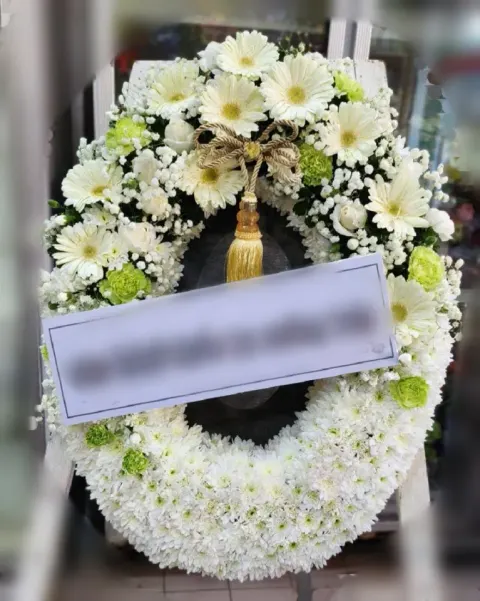 พวงหรีดกุหลาบ โทนเขียวขาว