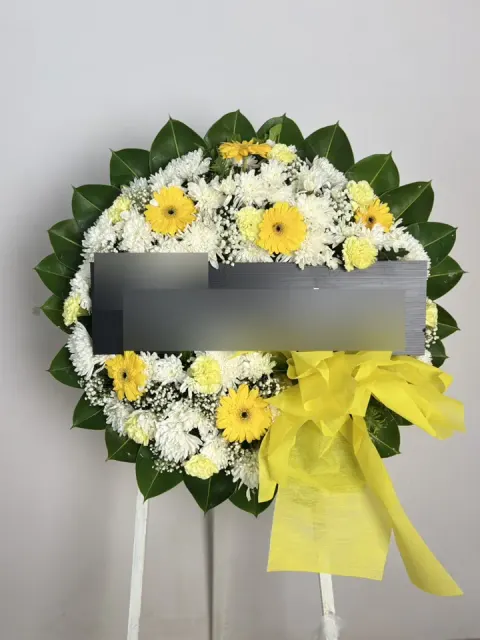 พวงหรีดเยอบีร่า โทนขาวเหลืองเขียว