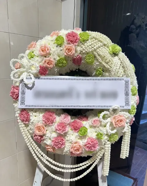 พวงหรีดกุหลาบ โทนขาวชมพูเขียว