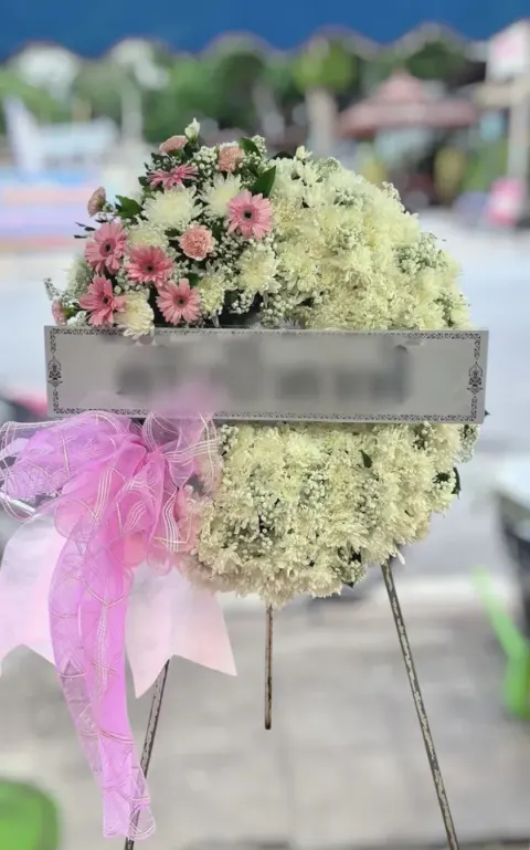 พวงหรีดเยอบีร่า โทนขาวชมพู