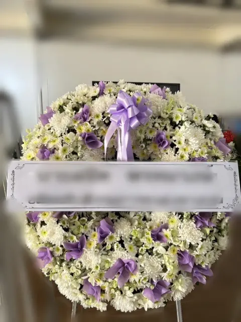 พวงหรีดดอกไม้สด โทนขาวม่วง