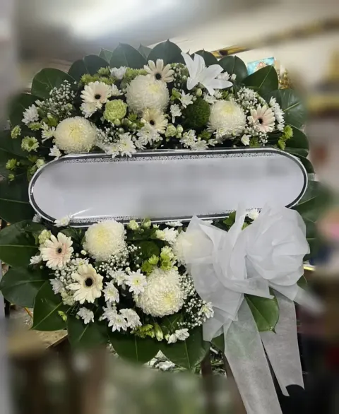 พวงหรีดเยอบีร่า โทนขาวเขียว