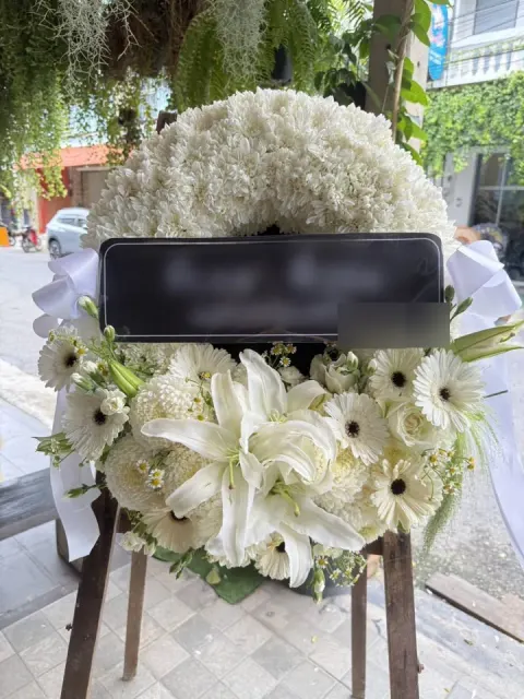 พวงหรีดลิลลี่ โทนขาวเขียว