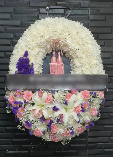 พวงหรีดลิลลี่ โทนพีชขาวม่วง