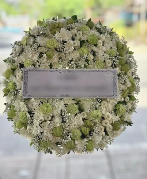 พวงหรีดดอกไม้สด โทนขาวเขียว