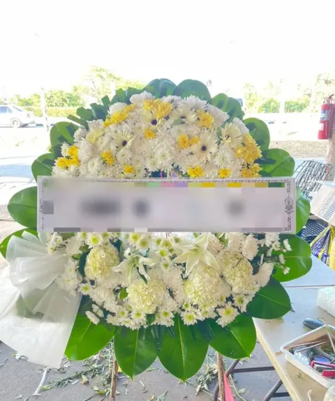 พวงหรีดลิลลี่ โทนครีมเหลืองเขียว