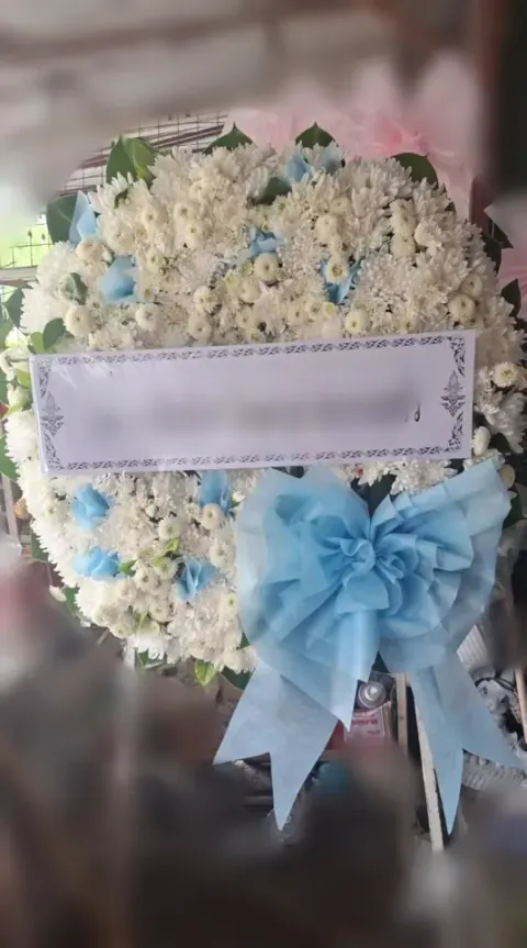 พวงหรีดดอกไม้สด โทนม่วงขาว