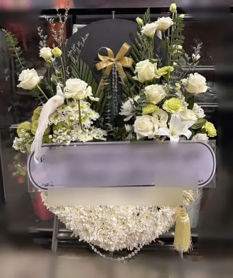 พวงหรีดลิลลี่ โทนขาวเขียว