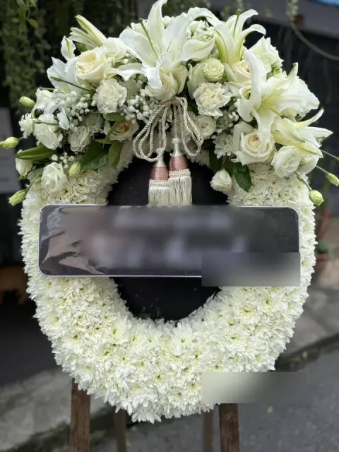 พวงหรีดลิลลี่ โทนขาวเขียว