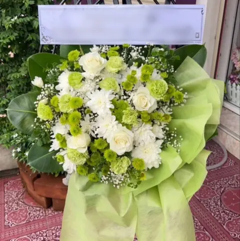 พวงหรีดกุหลาบ โทนเขียวขาว