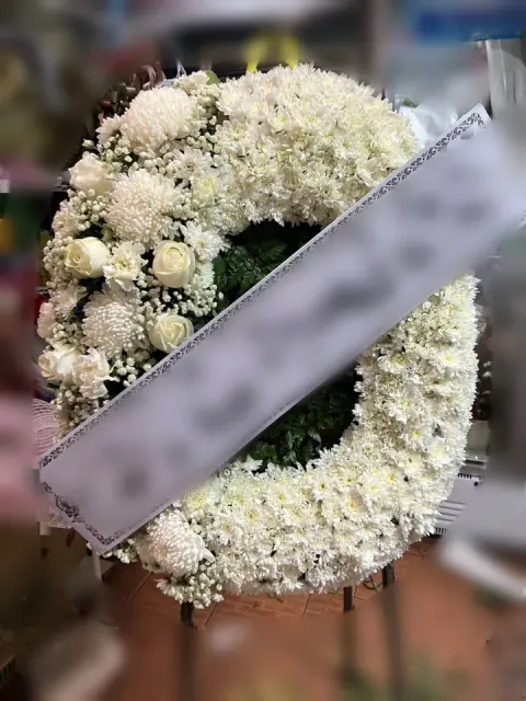 พวงหรีดกุหลาบ โทนขาวล้วน
