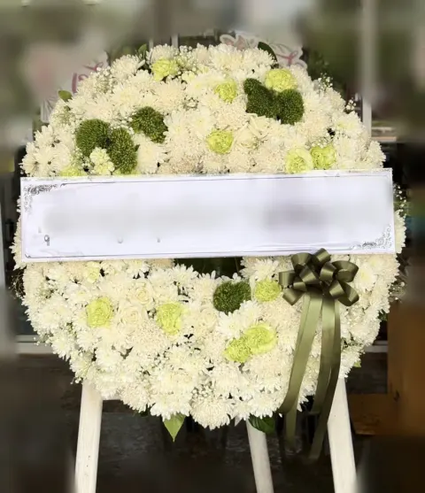 พวงหรีดกุหลาบ โทนครีมเขียว