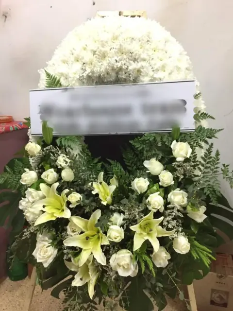พวงหรีดลิลลี่ โทนขาวเขียว