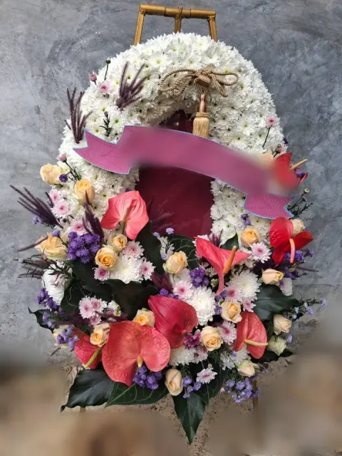 พวงหรีดกุหลาบ โทนขาวแดงชมพู