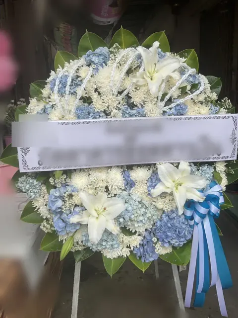 พวงหรีดลิลลี่ โทนฟ้าขาว