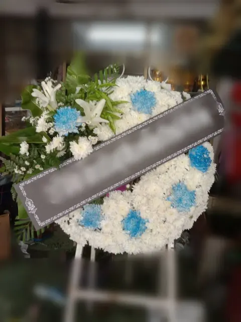 พวงหรีดลิลลี่ โทนขาวฟ้า