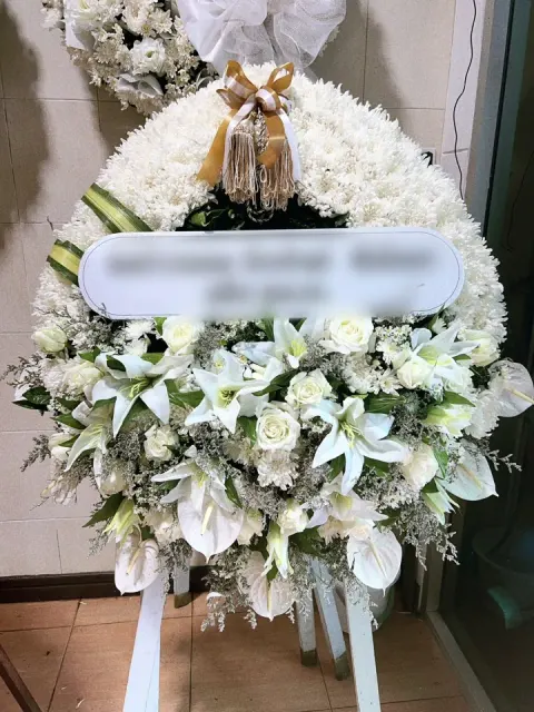 พวงหรีดลิลลี่ โทนขาวเขียว
