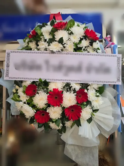 พวงหรีดเยอบีร่า โทนแดงขาว