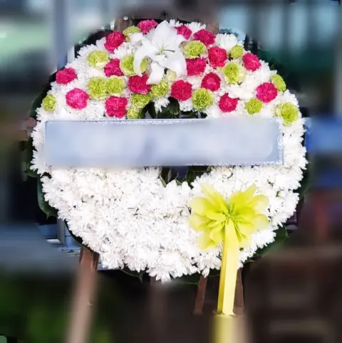พวงหรีดลิลลี่ โทนขาวเขียวแดง