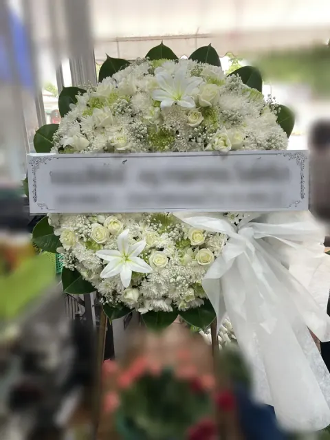 พวงหรีดลิลลี่ โทนขาวเขียว