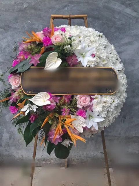 พวงหรีดลิลลี่ โทนขาวเขียวครีม