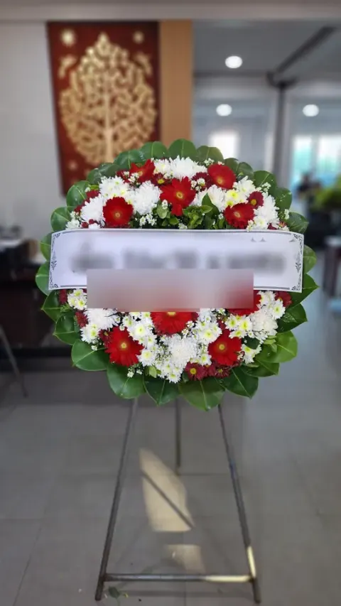 พวงหรีดเยอบีร่า โทนขาวแดง