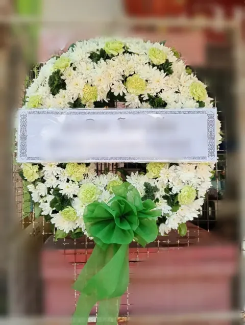พวงหรีดคาร์เนชั่น โทนเขียวขาว