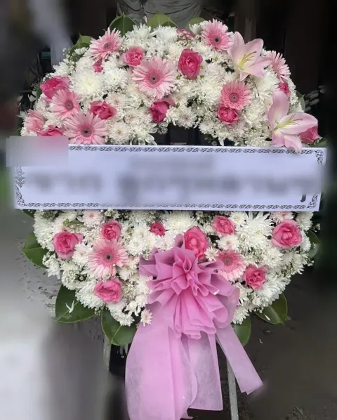 พวงหรีดลิลลี่ โทนขาวล้วน