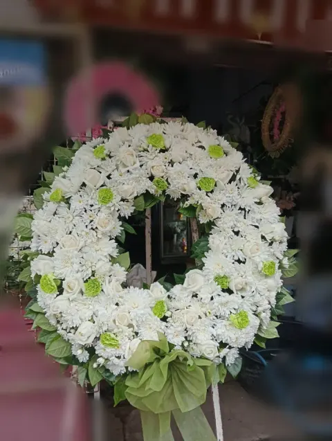 พวงหรีดกุหลาบ โทนขาวเขียว