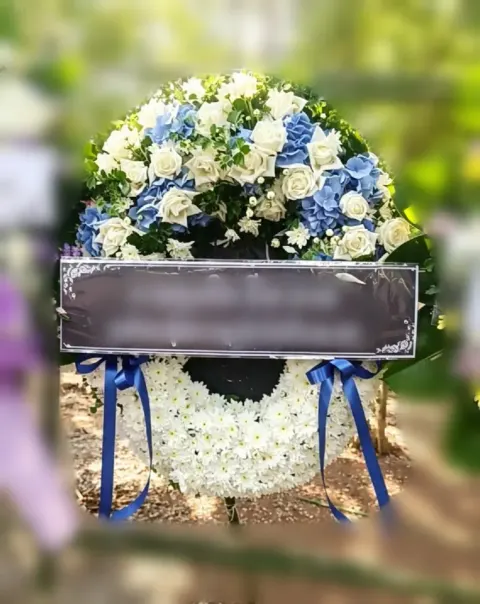 พวงหรีดกุหลาบ โทนฟ้าขาวเขียว