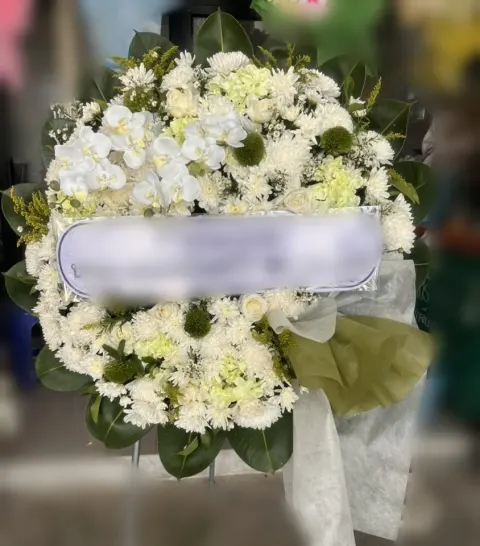 พวงหรีดกล้วยไม้ โทนขาวเขียว