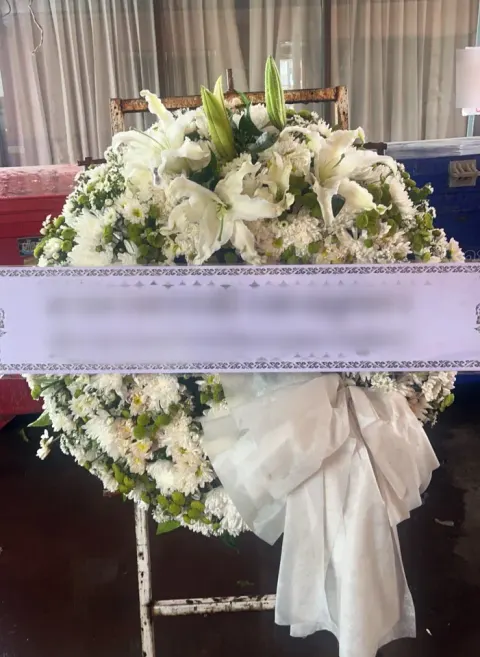 พวงหรีดลิลลี่ โทนขาวเขียว