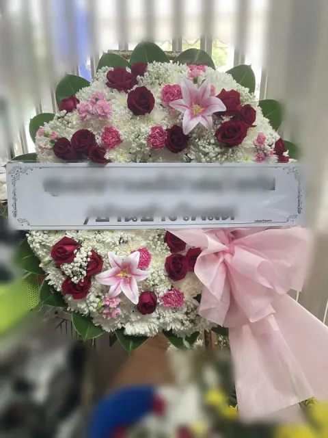 พวงหรีดลิลลี่ โทนขาวชมพูเขียว