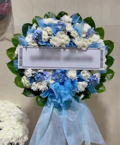 พวงหรีดไฮเดรนเยีย โทนขาวฟ้า