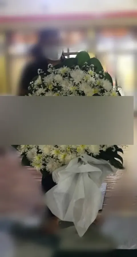 พวงหรีดดอกไม้สด โทนขาวเขียว