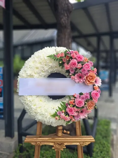 พวงหรีดกุหลาบ โทนขาวชมพูส้ม