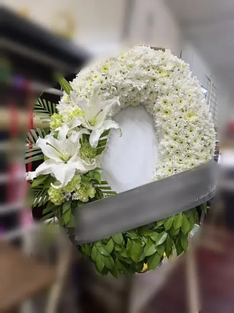 พวงหรีดลิลลี่ โทนขาวเขียว