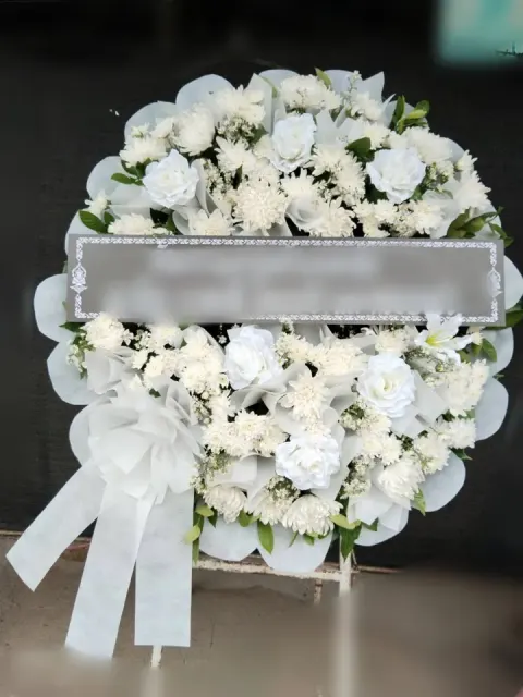 พวงหรีดลิลลี่ โทนขาวเขียว