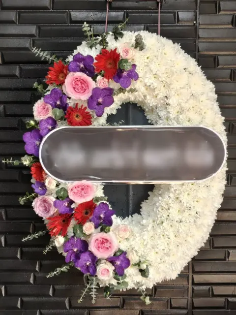 พวงหรีดกล้วยไม้ โทนขาวม่วงชมพู