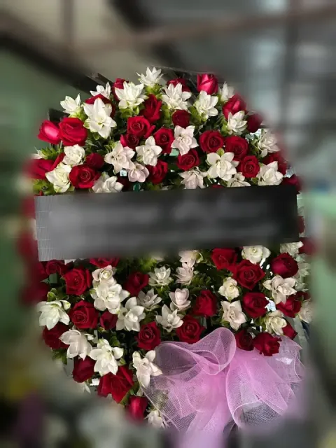 พวงหรีดกุหลาบ โทนแดงขาว