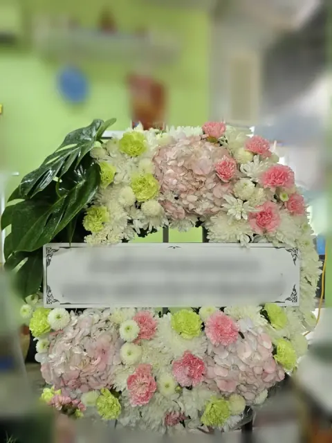 พวงหรีดไฮเดรนเยีย โทนชมพูขาวเขียว