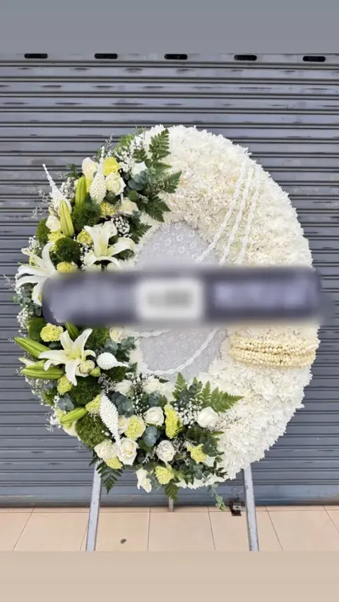พวงหรีดลิลลี่ โทนขาวเขียวครีม