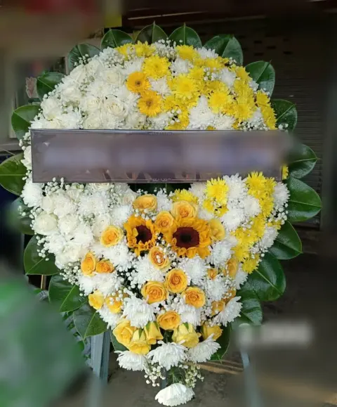 พวงหรีดกุหลาบ โทนเหลืองขาว