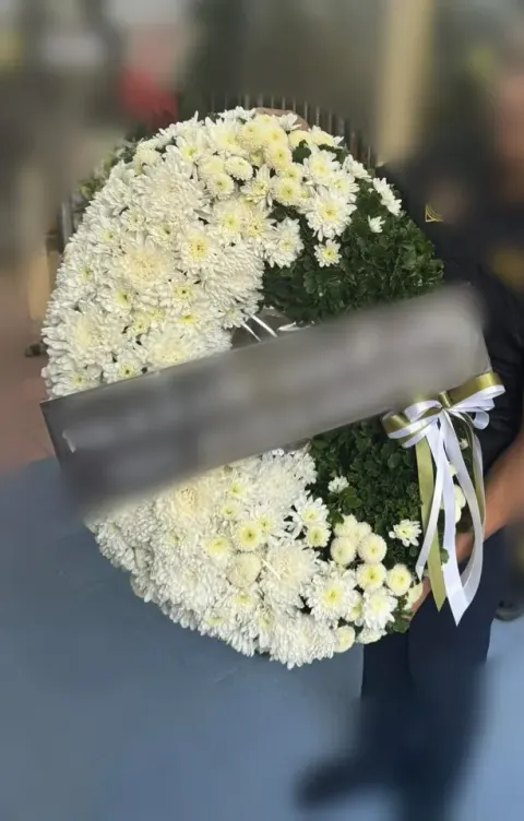 พวงหรีดดอกไม้สด โทนขาวเขียว
