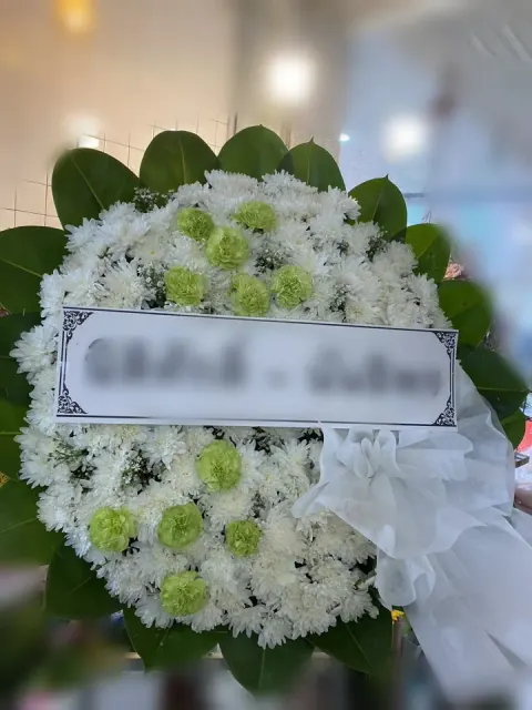 พวงหรีดคาร์เนชั่น โทนเขียวขาว