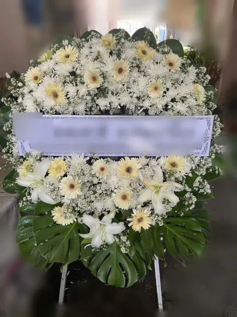 พวงหรีดลิลลี่ โทนเหลืองครีมเขียว